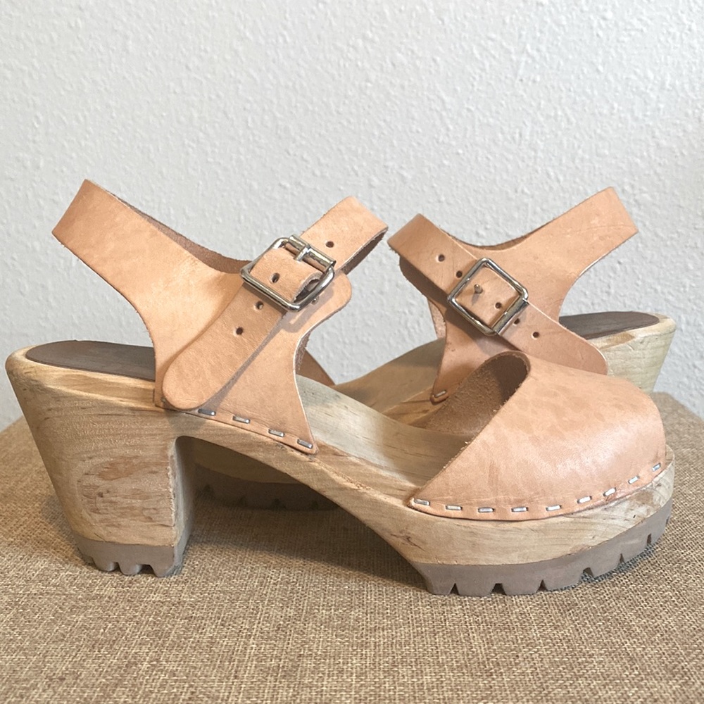 MIA Greta. Natural leather and wood clogs